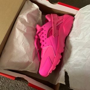NEW Nike Air Huarache Fuschia / 8 (in women) 6.5 Y